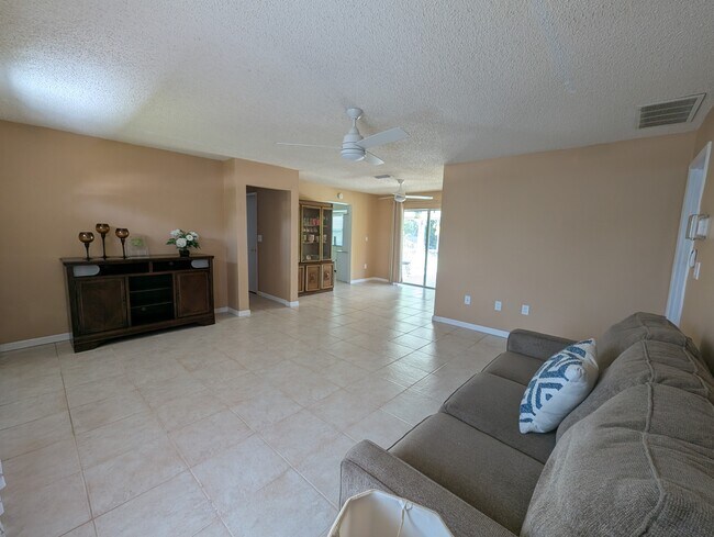 Building Photo - 4418 Parrot Ave