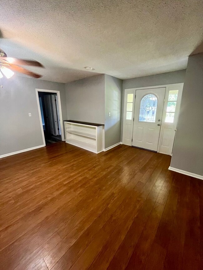 Building Photo - 3 Bed/2 Bath Home