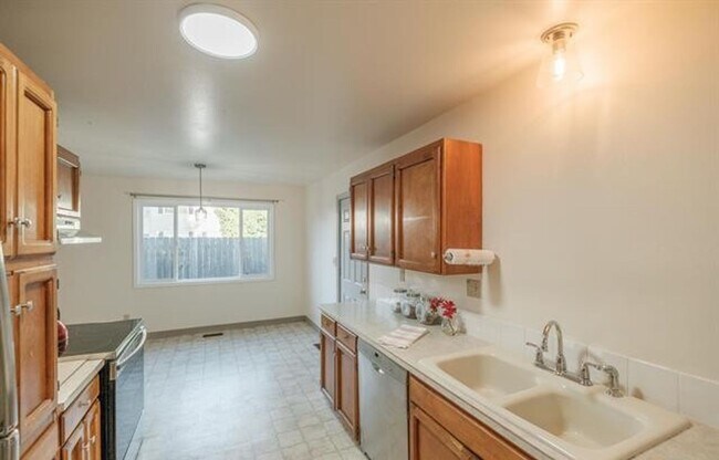 Foto del edificio - Charming One-Level Home with Private Yard ...
