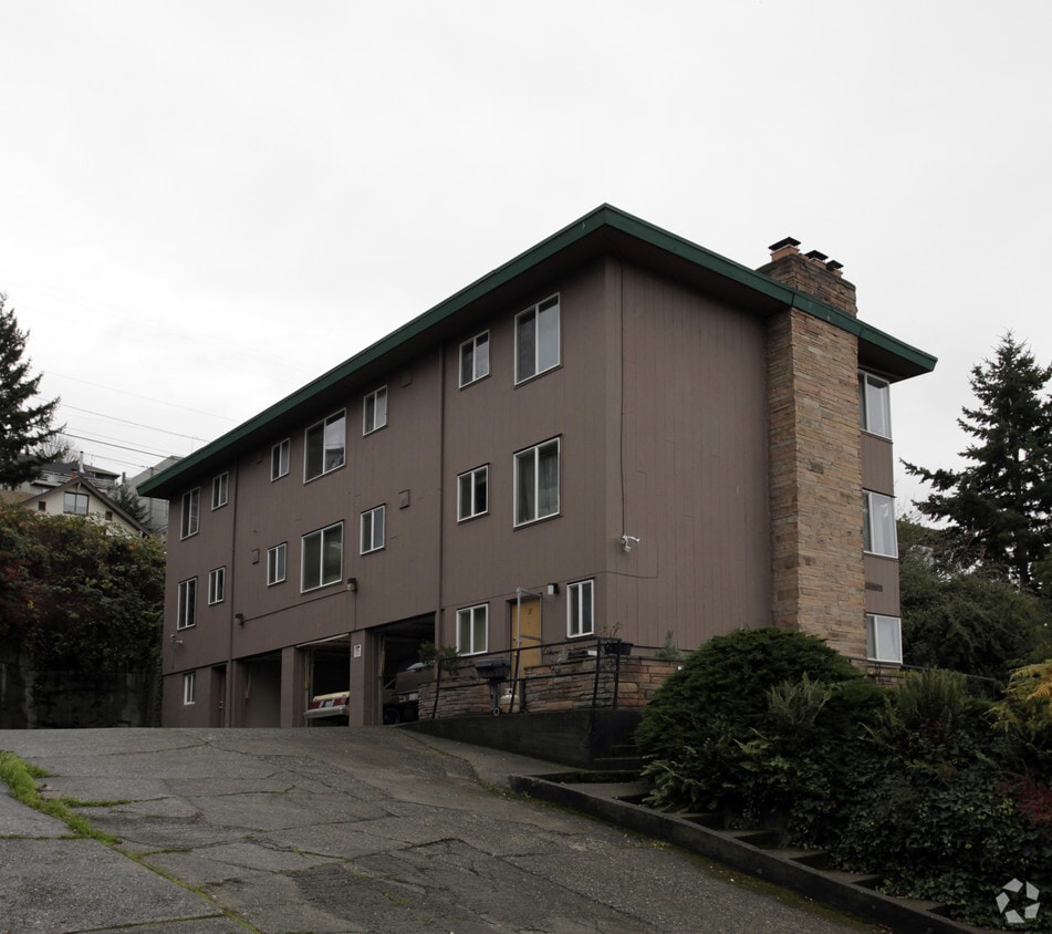 Primary Photo - 2272 Gilman Dr W