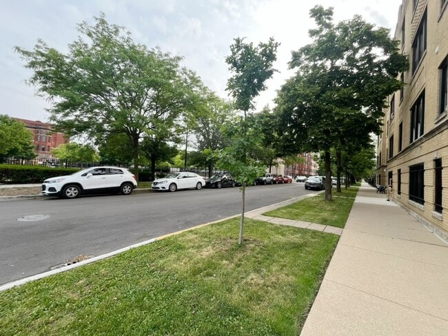 Building Photo - 3604 W Dickens Ave