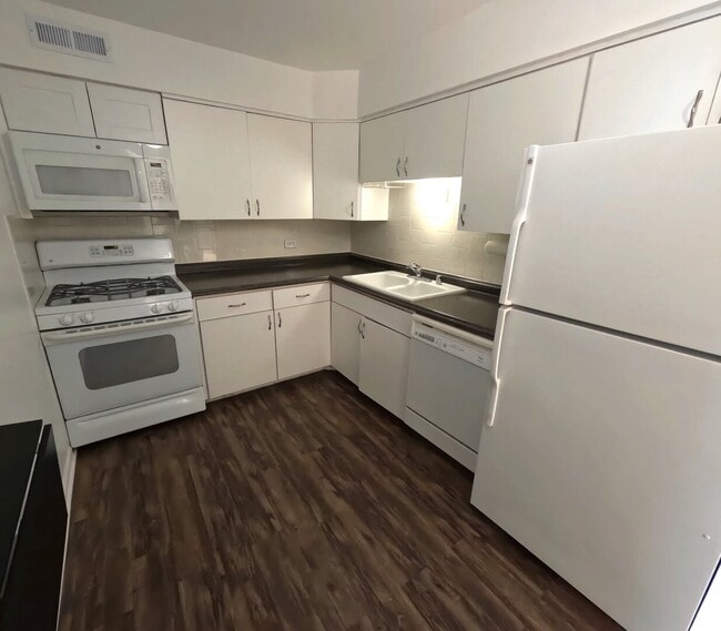 Building Photo - 6325 N Sheridan Rd