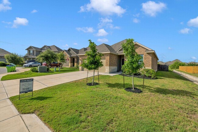 Foto del edificio - Beautiful 3 Bedroom/2 Bathroom Single Stor...