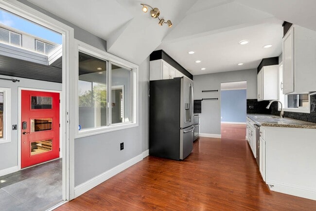 Building Photo - Charming 3 Bedroom Home on Expansive Lot – Ideal Location!