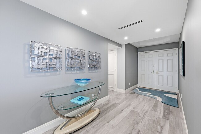 Foto del edificio - 8111 Bay Colony Dr
