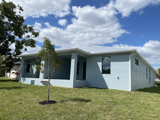 Building Photo - 2307 Magdalina Dr