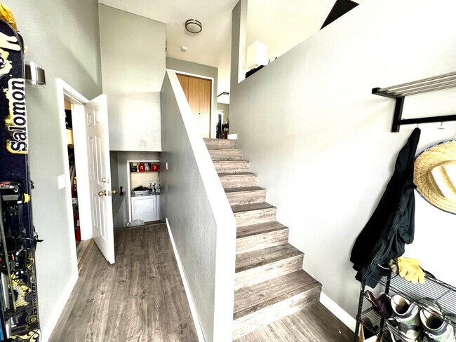 Building Photo - 2 Bed 1.5 Bath Town House W/ Attached Garage!