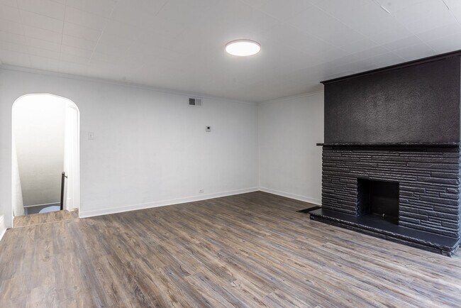 Building Photo - AVAILABLE NOW - Renovated Home in South Si...