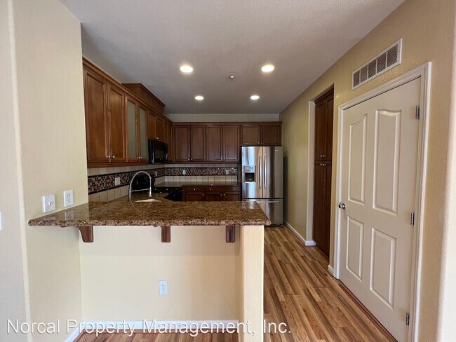 Building Photo - 3 br, 2.5 bath House - 661 N Capitol Av