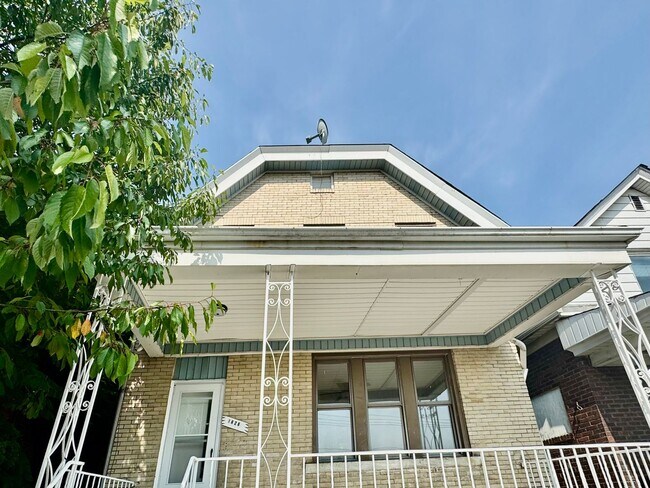 Foto del edificio - Newly Renovated 2 Bed, 1 Bath Home with Bonus Room - Conveniently Located, Central Heat - Availab...