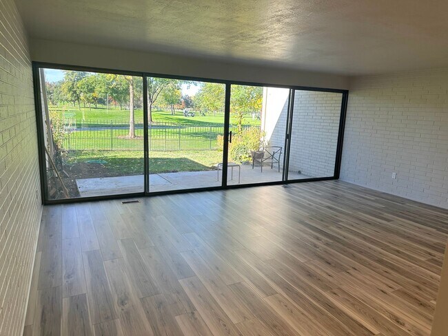 Foto del edificio - Remodeled Townhouse On Hillcrest Country Club