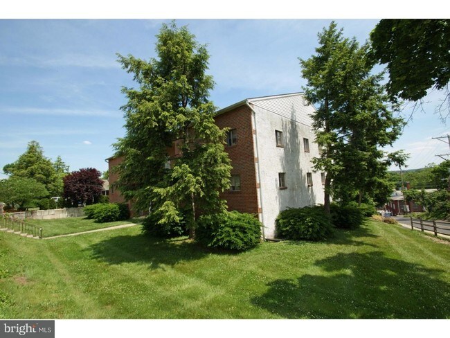 Building Photo - 102 2nd St
