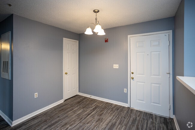 2 BR, 1 BA - 800SF - The Peaks of Knoxville