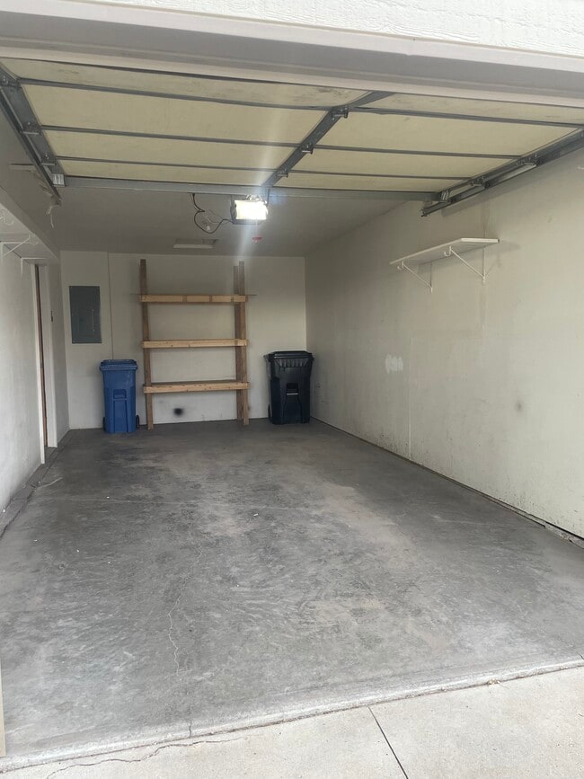 Foto del edificio - 1351 E Oakland St