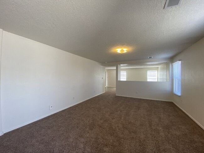 Building Photo - Spacious 3BR/2Bath/2Living - 1 Car Garage