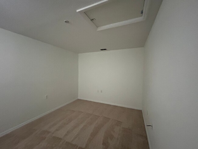 Building Photo - Coming Mid March beautiful townhouse with ...