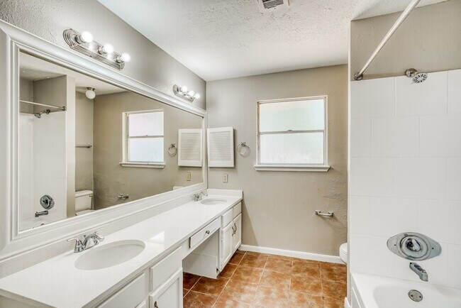 Building Photo - 8403 Quail Burg Ln