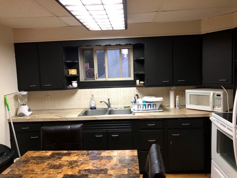 kitchen - 419 N 2nd St
