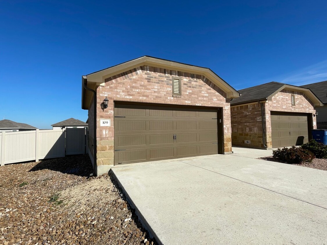Foto principal - Beautiful 3-bed, 2-bath home for lease in ...