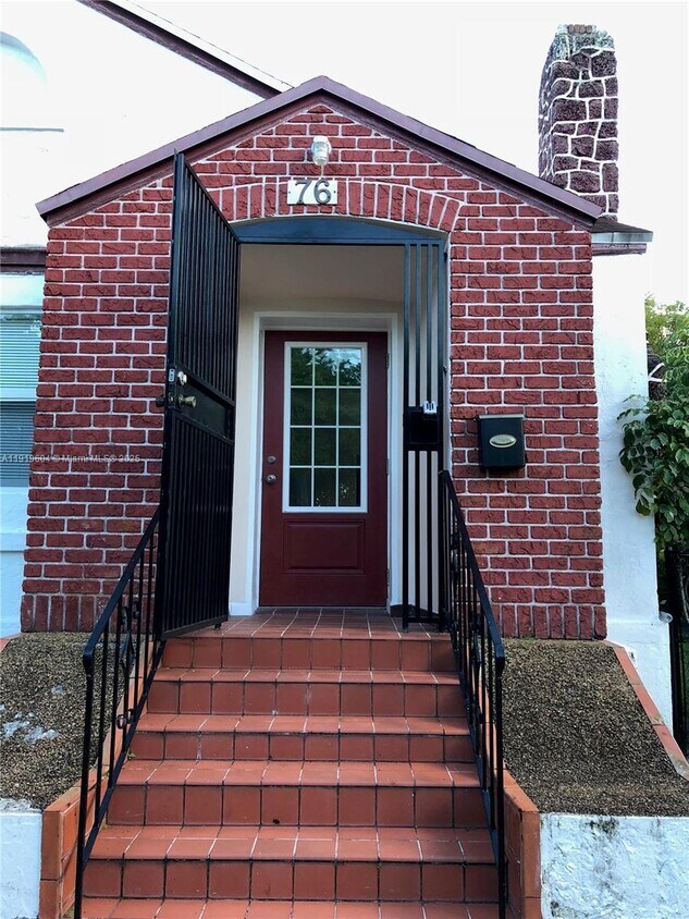 Primary Photo - 76 NE 48th St