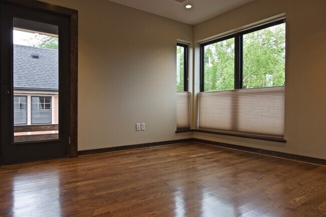 Foto del edificio - 4 bed / 4.5 bath flat in South Plaza overlooking UMKC and Brookside Blvd