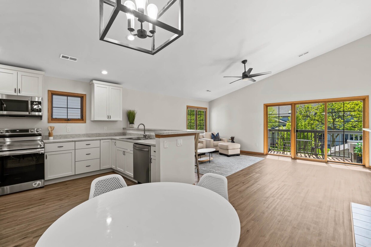 Open Concept Townhome - 2264B Circle Ridge