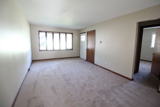Building Photo - Beautiful 2 bedroom ranch condo!
