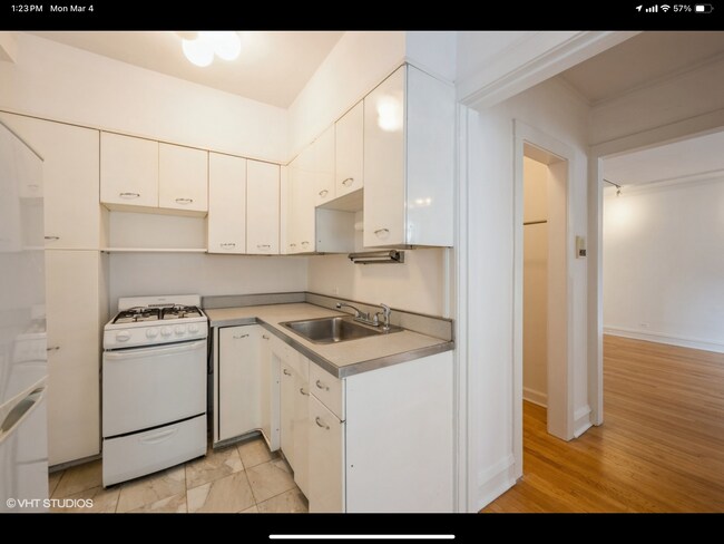 Foto del edificio - 2324 N Lincoln Park W
