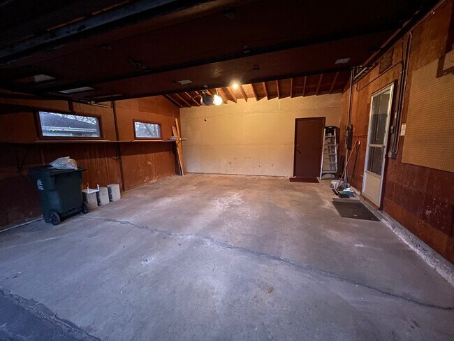 Building Photo - 5505 Raymond Rd