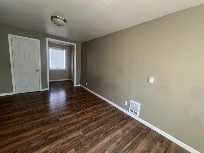 Foto del edificio - Spacious 3-Bedroom Home with Garage & Bonus Studio Space