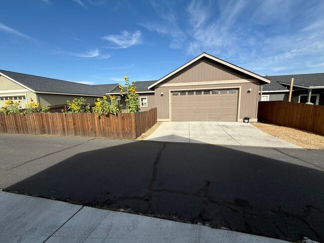 Building Photo - NE 3 Bdrm, 2 Bath, Gas Heat/Fireplace, Air...