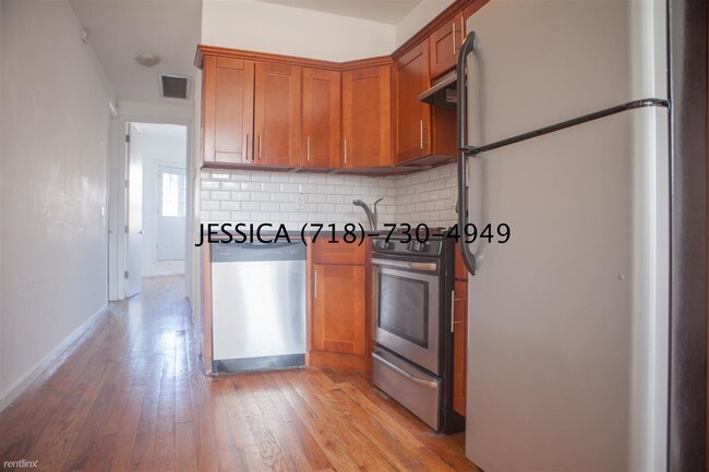 Foto del edificio - 700 Saint Marks Ave