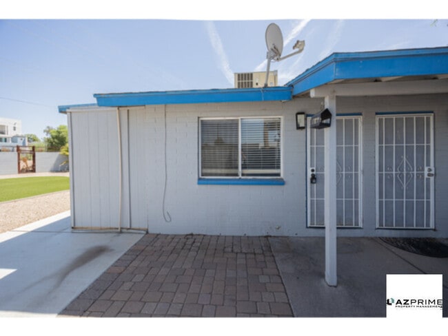 Building Photo - Experience the Charm of Phoenix in this De...
