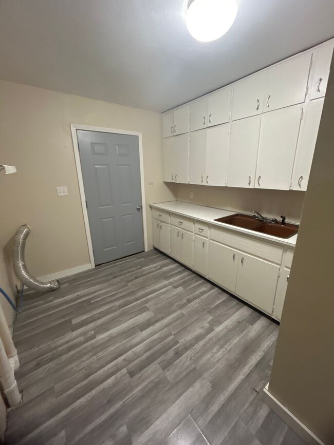 Building Photo - 2 Bedroom House