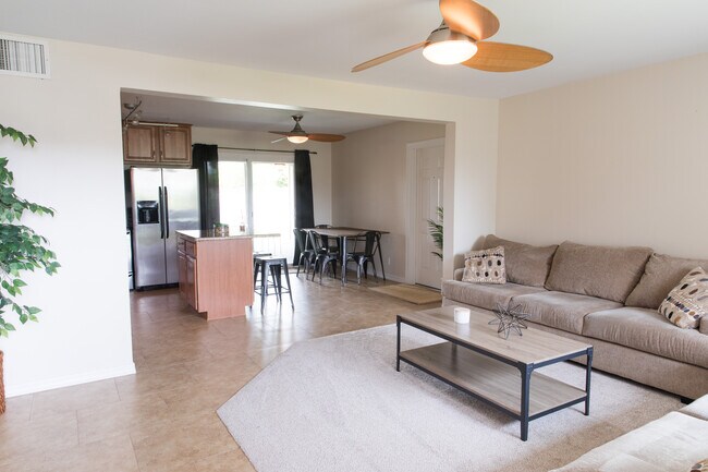 Espacio compartido de sala de estar y cocina - 7561 E Belleview St