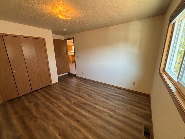 Foto del edificio - 727 Hendrickson Dr