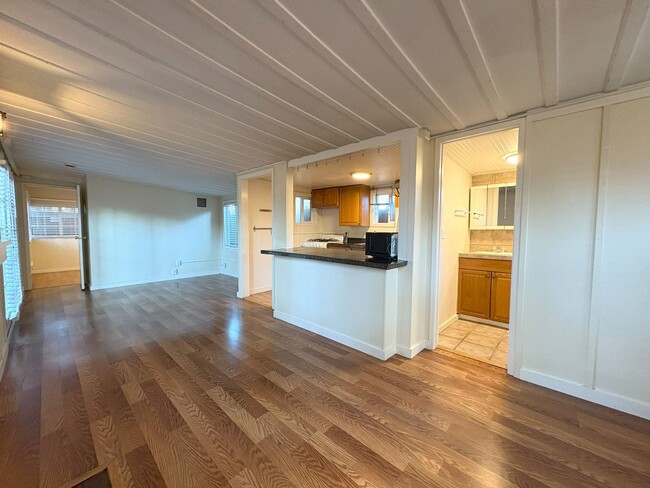 Foto del edificio - Charming 1BR Cottage with Private Patio