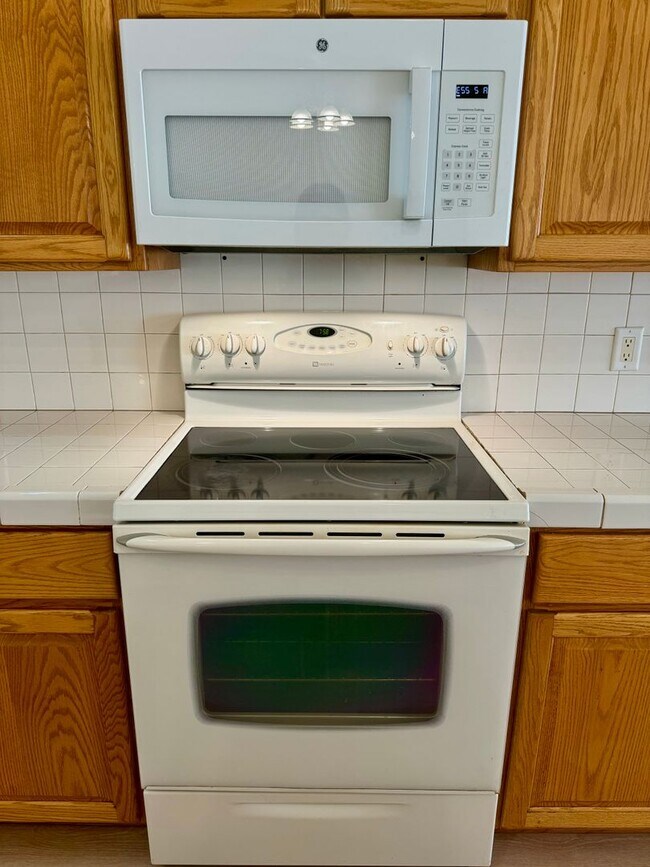 Foto del edificio - 4 BED 2 BATH, HUGE BACK & SIDE YARD, FRESH...