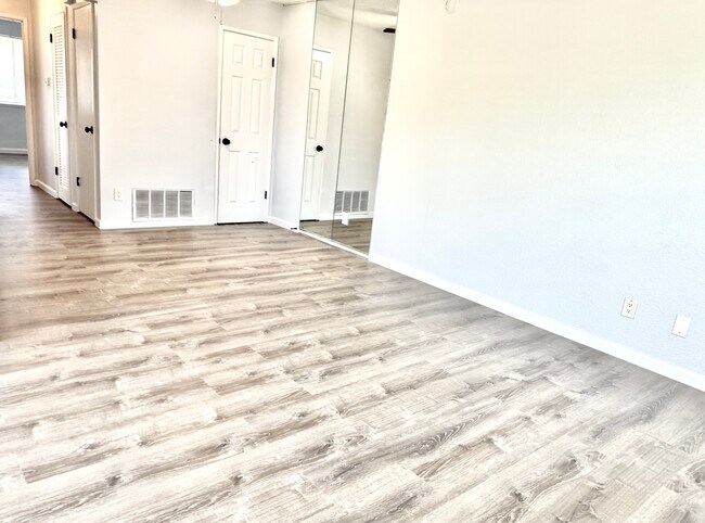 Building Photo - 4549 Greenholme Dr