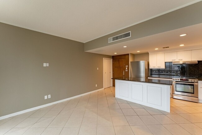 Building Photo - Luxurious 2-Bed Condo close UT!