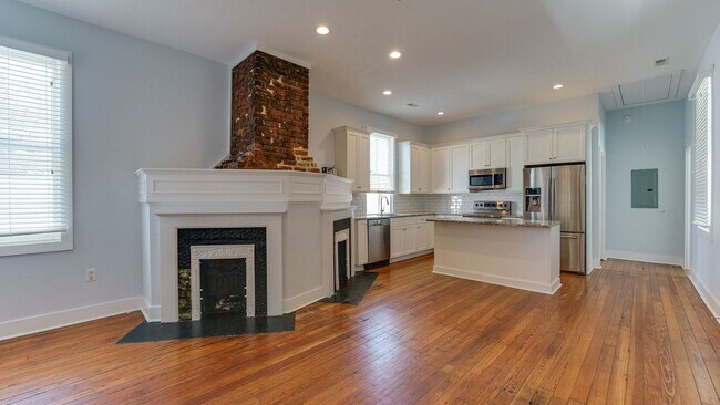 Foto del edificio - 3 Bedroom 3 Bath Apartment (October) Downt...