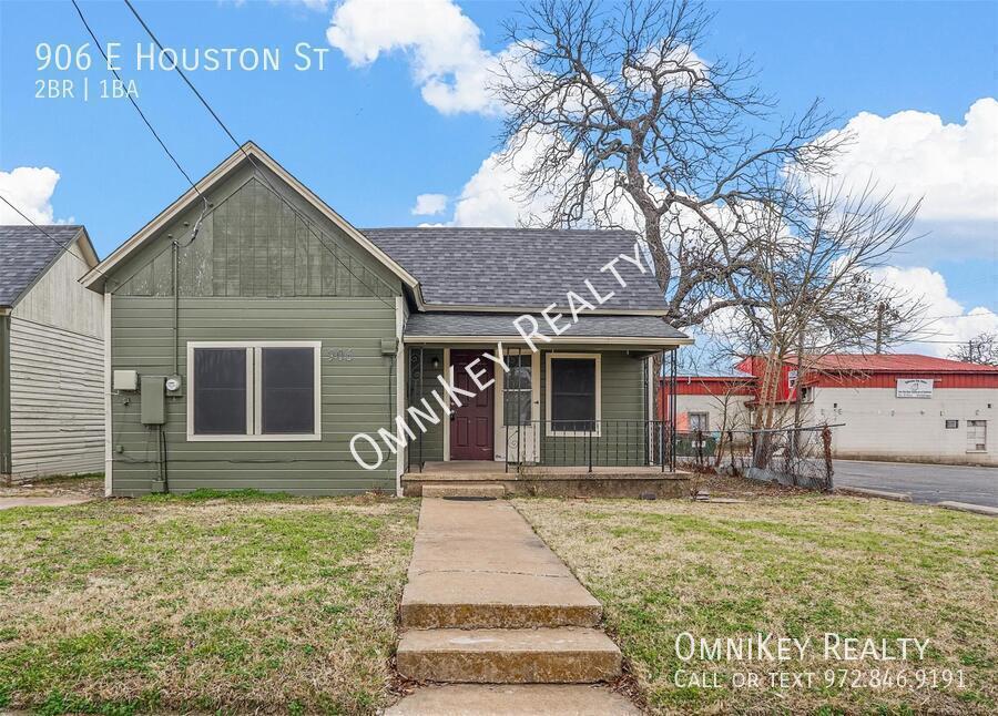 Primary Photo - 906 E Houston St