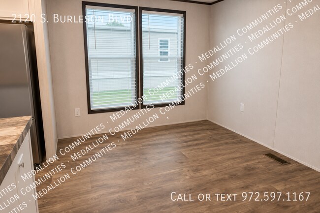 Foto del edificio - 2120 S Burleson Blvd