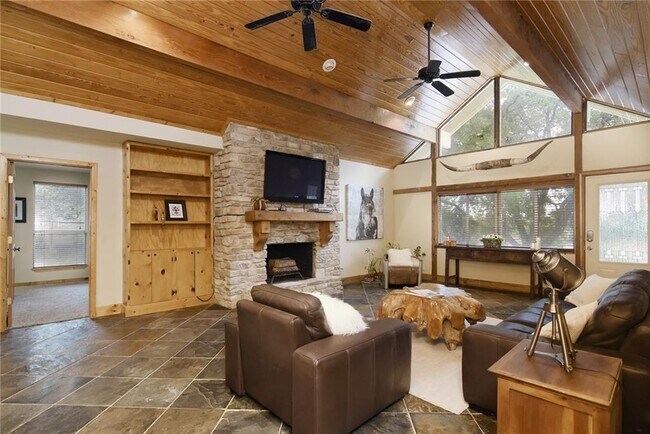 Foto del edificio - 411 Lakeway Dr