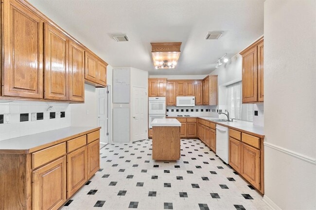 Building Photo - 3903 Caney Creek Rd
