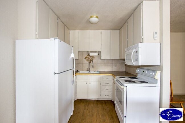 Building Photo - 1209 W Plum St