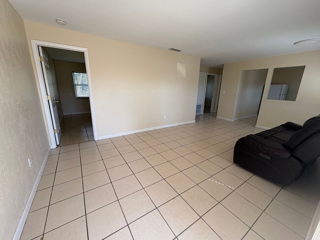 Foto del edificio - 3 Bedroom - Mango Ave