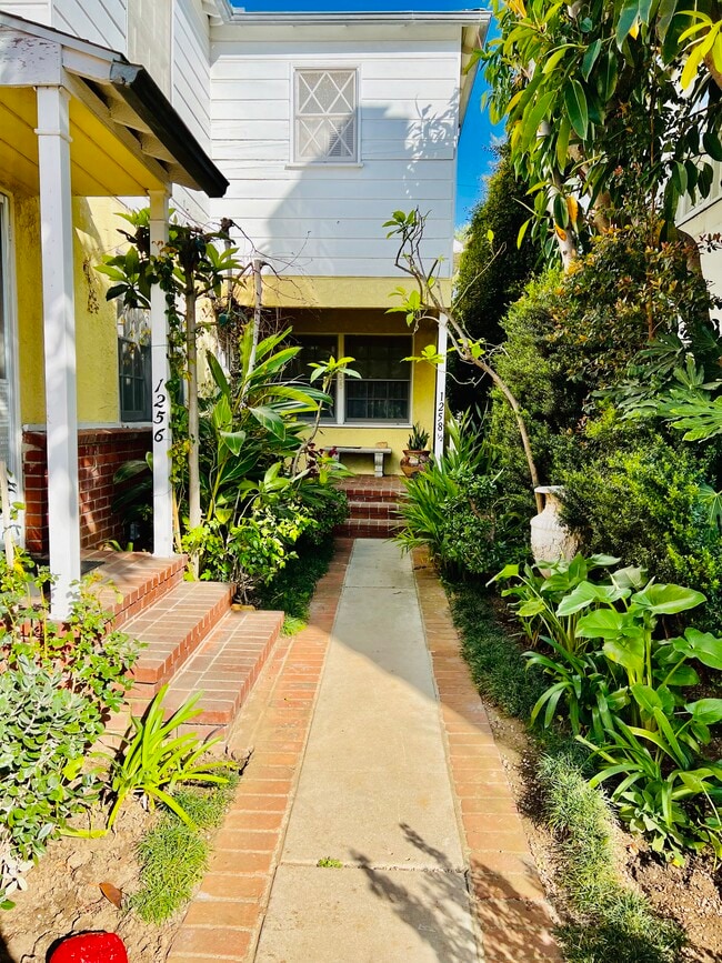 Foto del edificio - 1256 Devon Ave