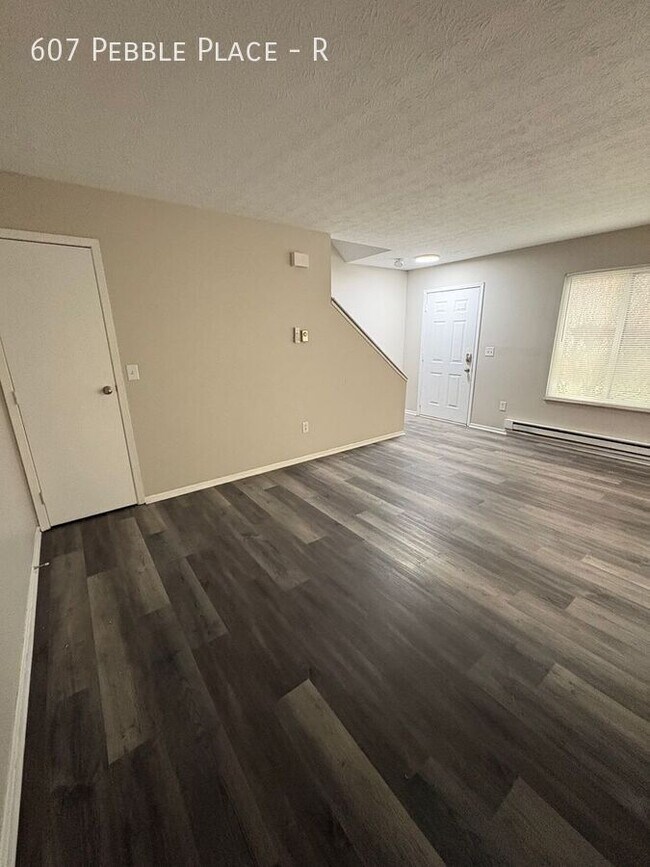 Foto del edificio - 607 Pebble Pl Dr