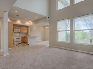 Foto del edificio - Spacious Three Bedroom Town Home available...